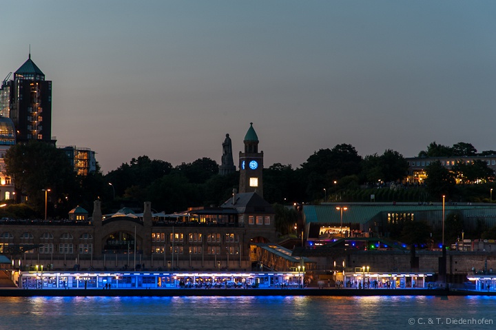Hamburger Hafen in Blau