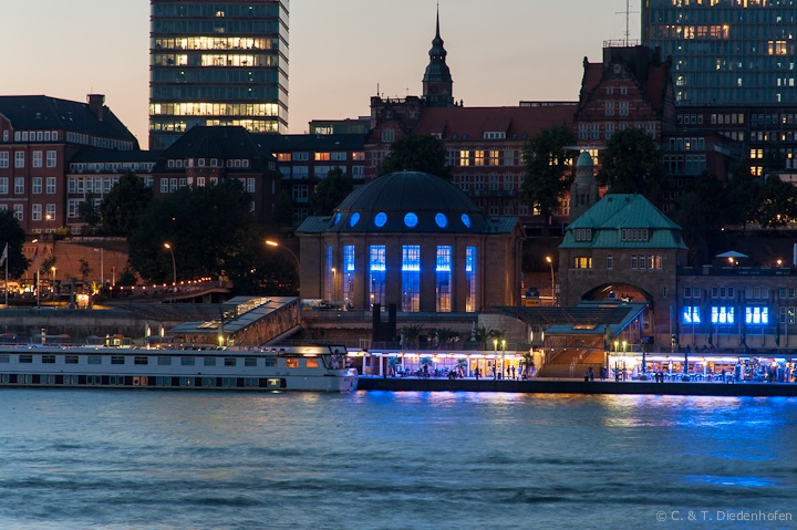 Hamburger Hafen in Blau