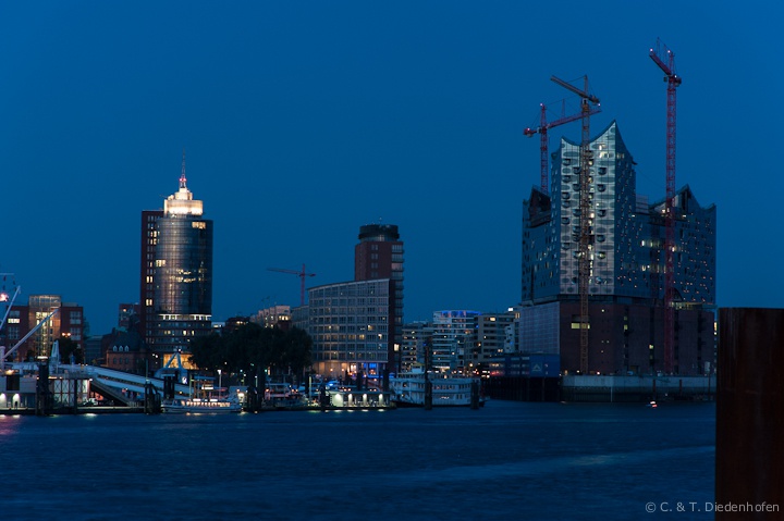 Hamburger Hafen in Blau