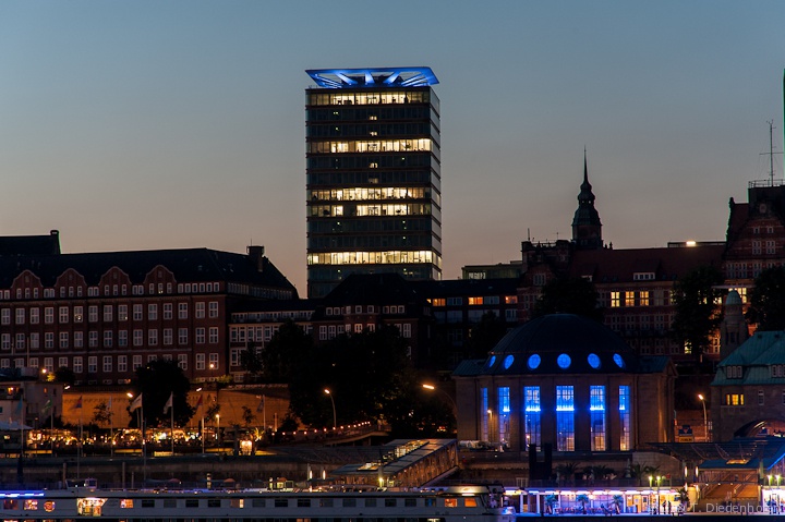 Hamburger Hafen in Blau