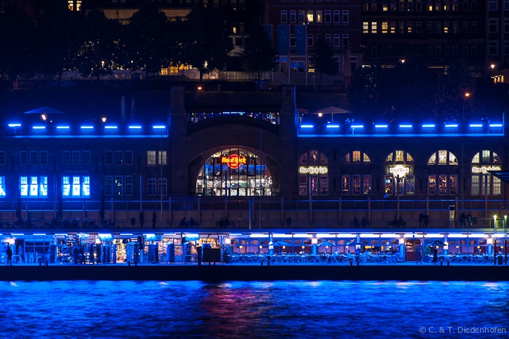 Hamburger Hafen in Blau