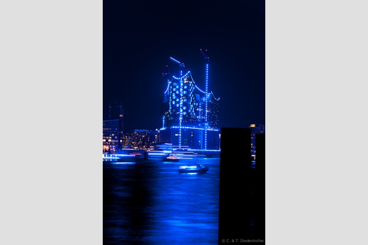 Hamburger Hafen in Blau
