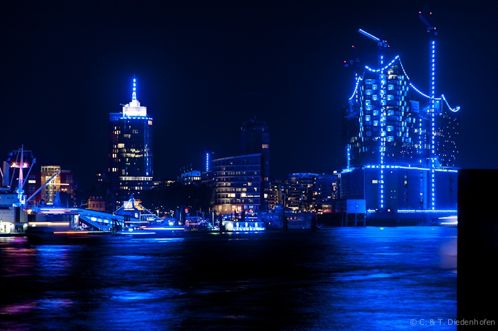 Hamburger Hafen in Blau