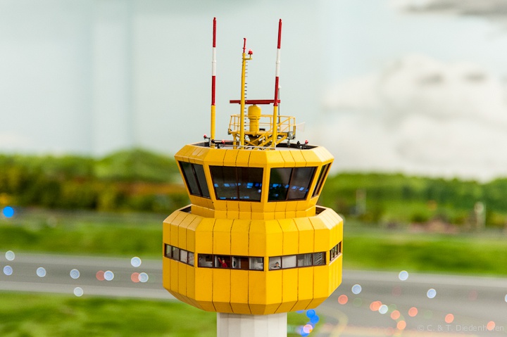 der Flughafen