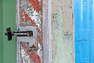 Mauerteil mit Spundwand und Container