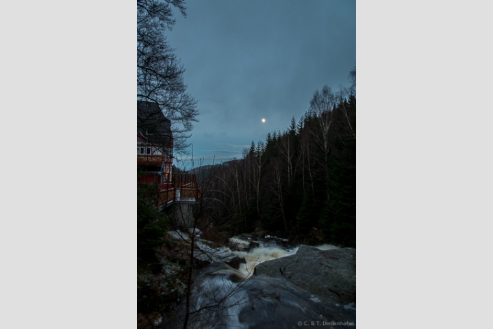 Hotel und steinerne Renne