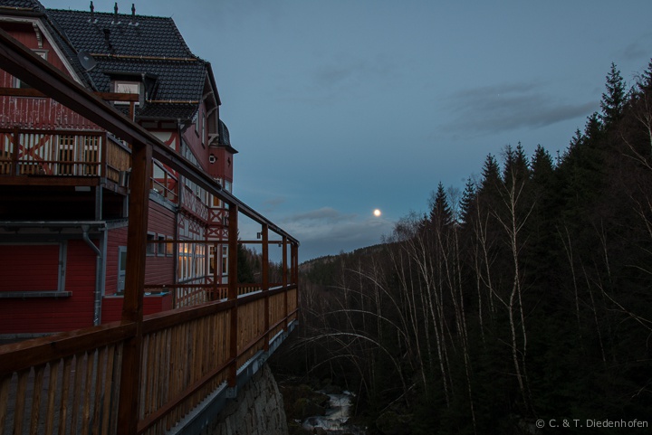 Hotel und steinerne Renne