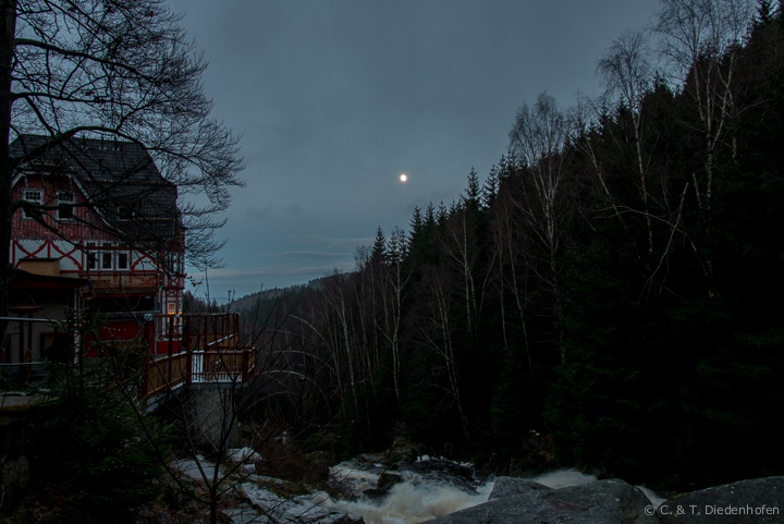 Hotel und steinerne Renne