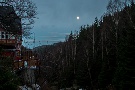 Hotel und steinerne Renne