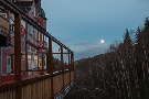 Hotel und steinerne Renne