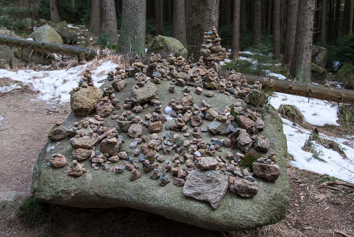 Steinpyramiden von Wanderern